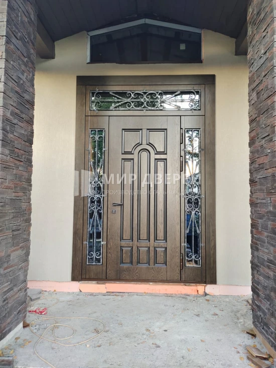 Входная дверь со вставками и ковкой в дом - фото