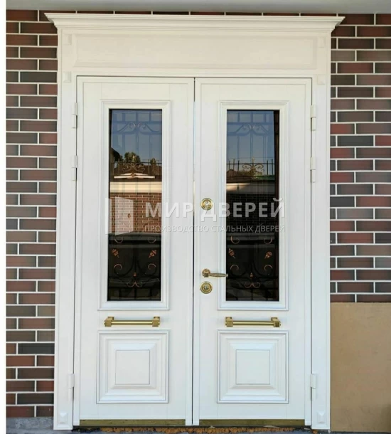 Остеклённая дверь с двумя створками - фото