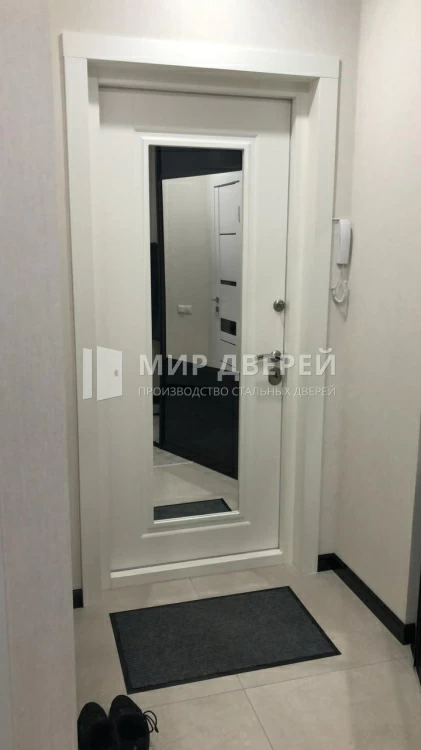 Входная дверь с зеркальной вставкой - фото