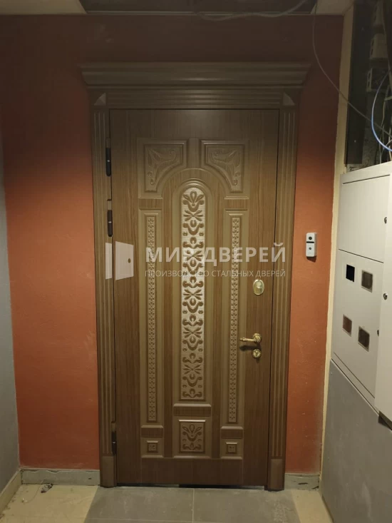 Входная дверь в квартиру с фрезерованной панелью - фото
