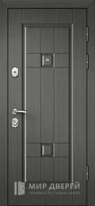 Серая входная дверь в дом №16 внешняя - фото